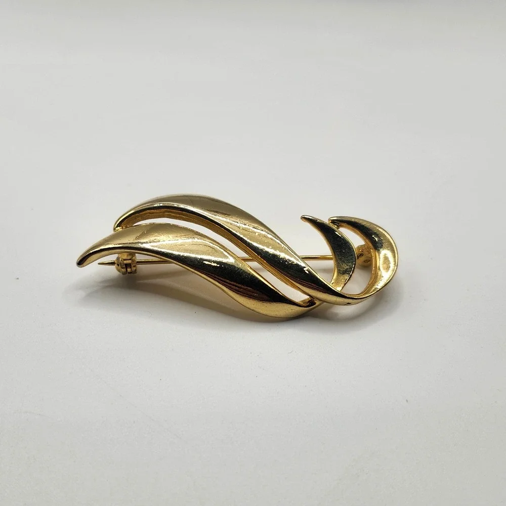 Vintage Gold‎ Tone Abstract Swirl Leaf Brooch Pin Polished Finish 2.5 Inch